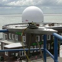 Antenne einer Referenzstation der Landesvermessung in Wilhelmshaven 