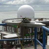 Antenne einer Referenzstation der Landesvermessung in Wilhelmshaven